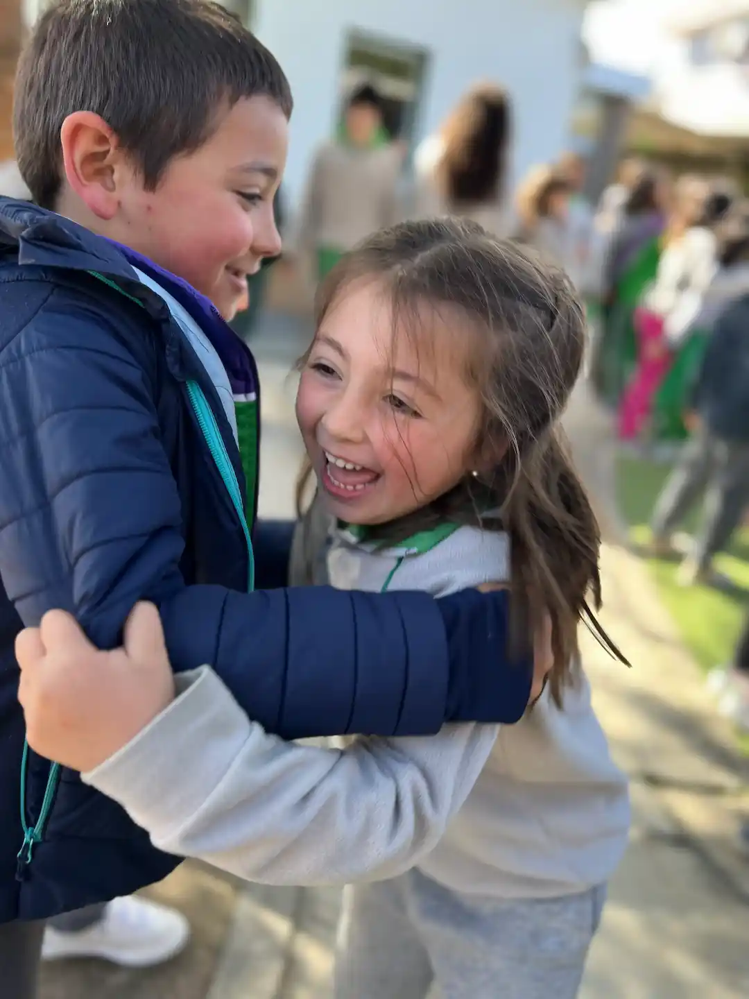 Estudiantes en el aula participando en actividad grupal