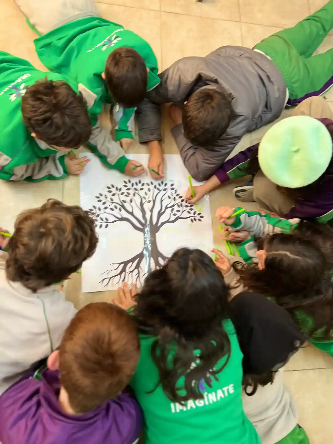 Niños jugando en el patio del colegio