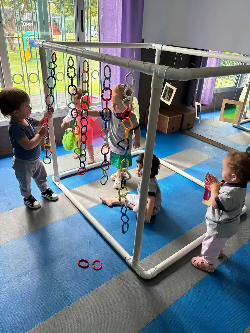 Actividad artística en el colegio - niños pintando