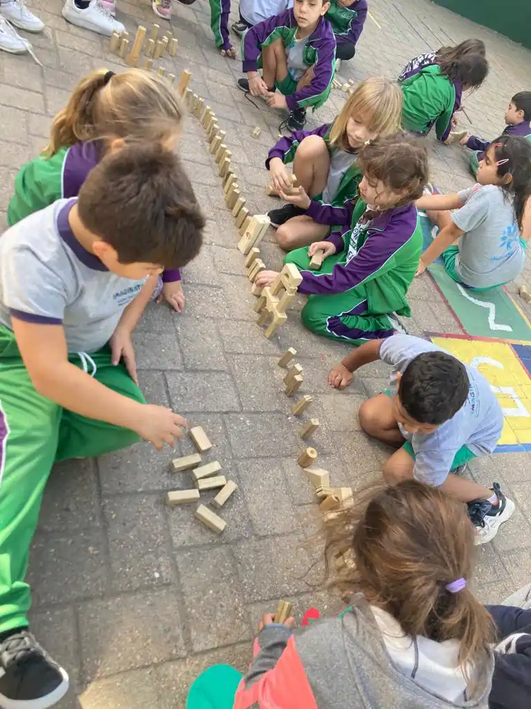 Aula con estudiantes en clase