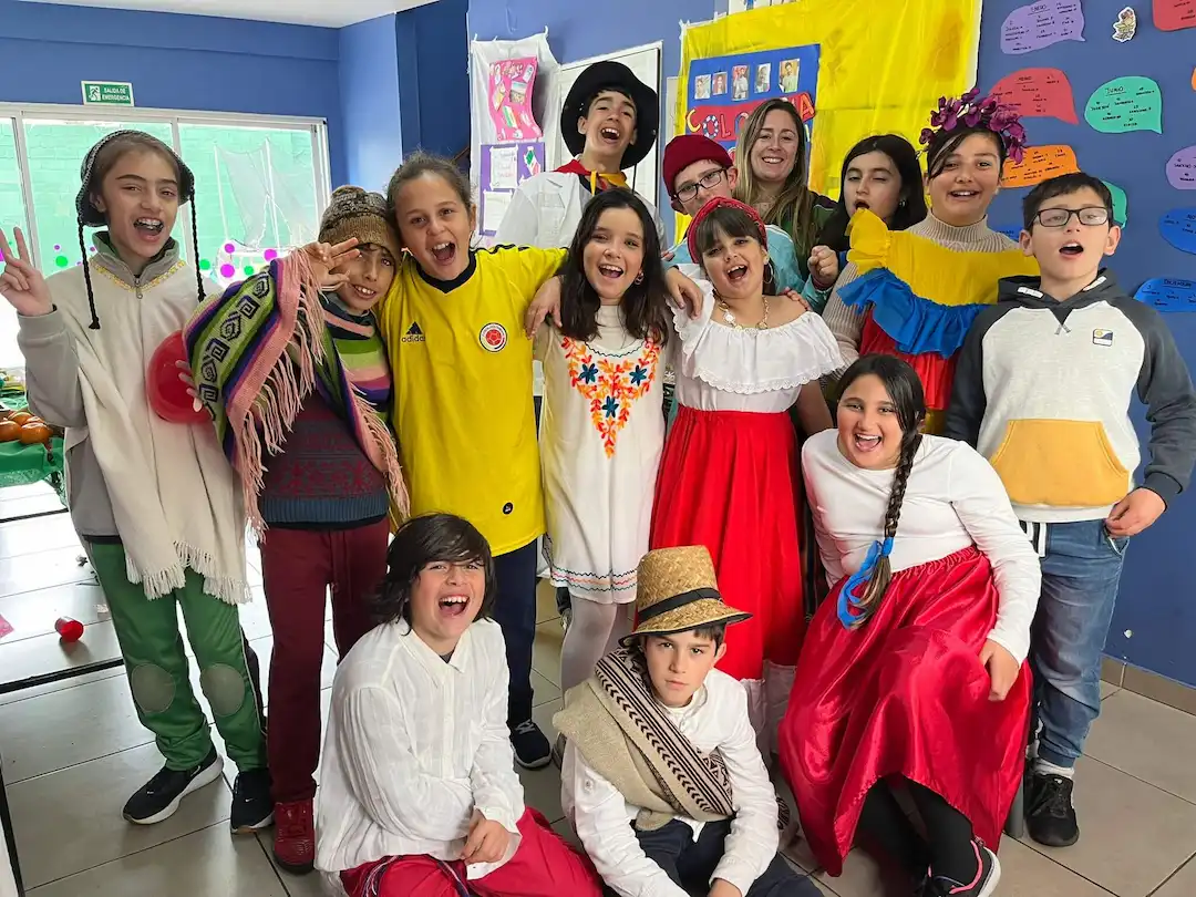 Niños aprendiendo con tecnología en el aula de informática