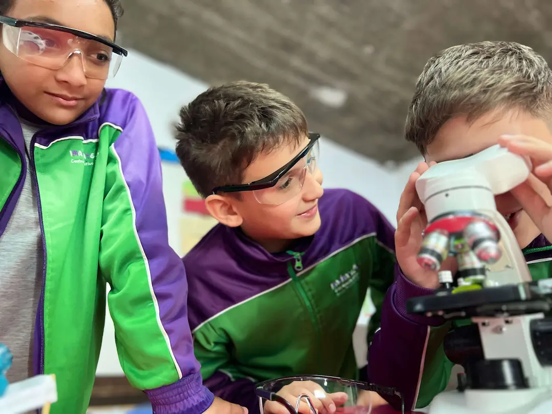 Profesores y estudiantes interactuando en el aula