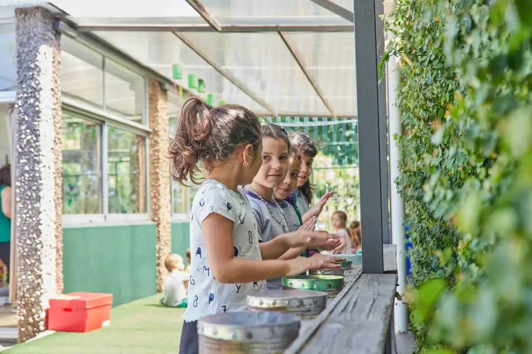 Arte y creatividad en el colegio - estudiantes en clase de arte