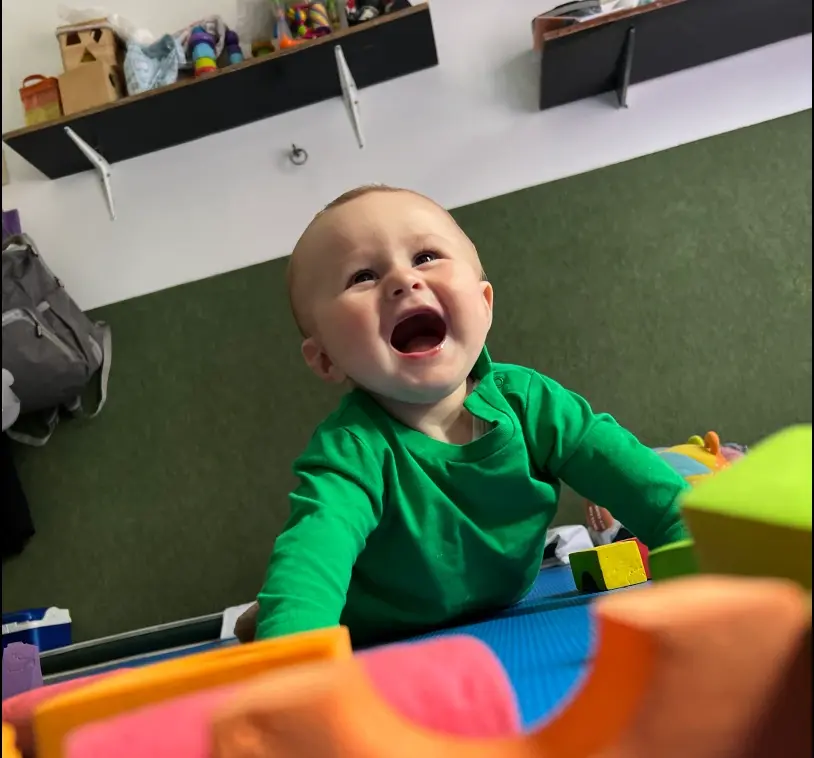 Aula maternal con niños pequeños